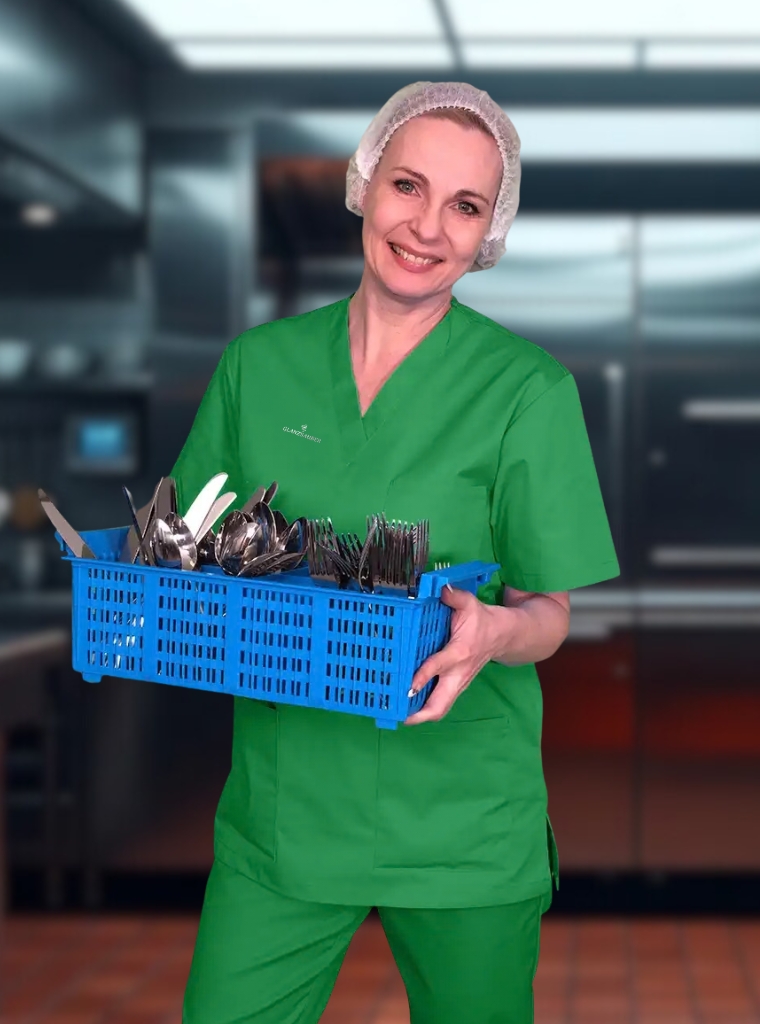 Eine Reinigungskraft von GlanzSauber beim Spüldienst