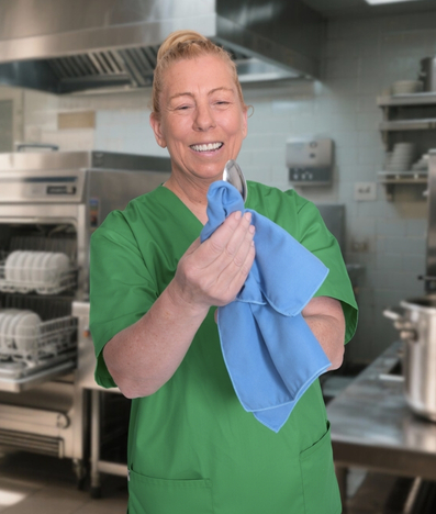 Eine Mitarbeiterin der GlanzSauber Gebäudereinigung beim Spüldienst